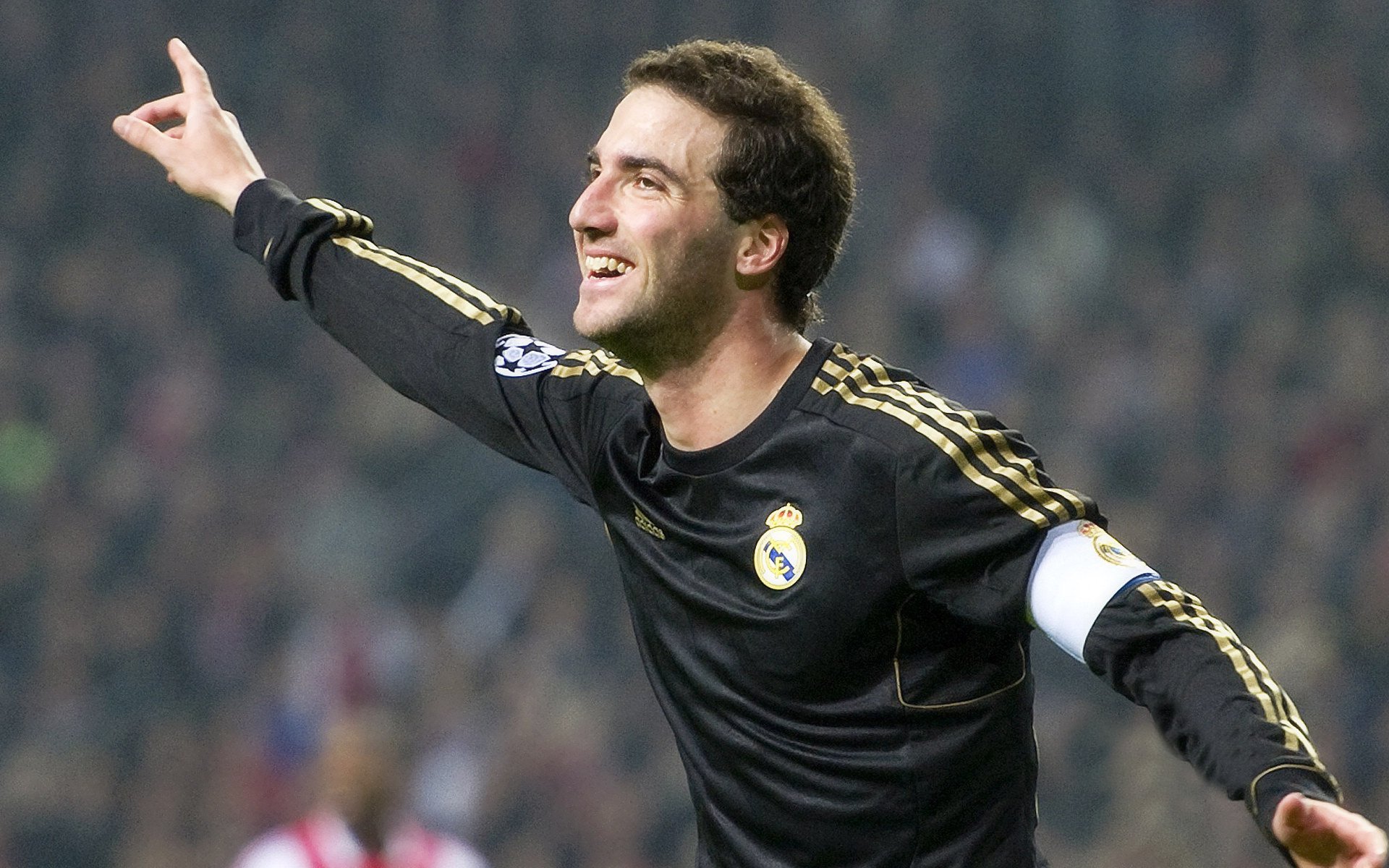 竞争激烈的比赛中球队击败对手，收获胜利，比赛竞争激烈怎么形容